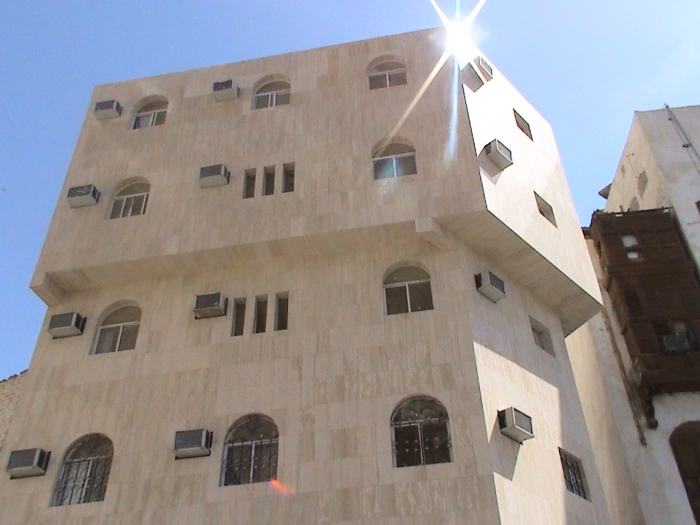عمارة سكنية تطل على الحرم بمكة