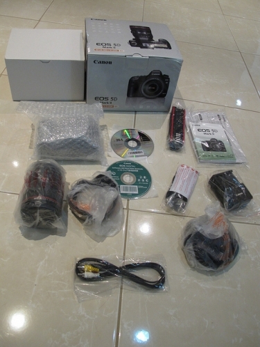 إيوس 5D مارك كانون الثاني مع الكاميرا الرقمية SLR EF كانون 24-105mm هو