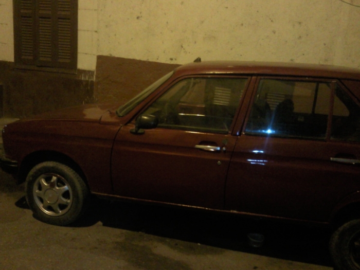 سيارة بيجو 104 لون احمر رخصة سارية حتى شهر فبراير لا تحتاج مصاريف